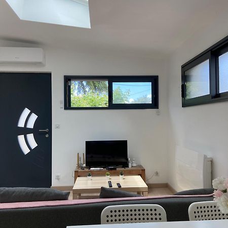 Appartement Paisible Proche Centre Ville Bron Exterior photo