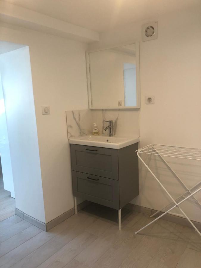Appartement Paisible Proche Centre Ville Bron Exterior photo