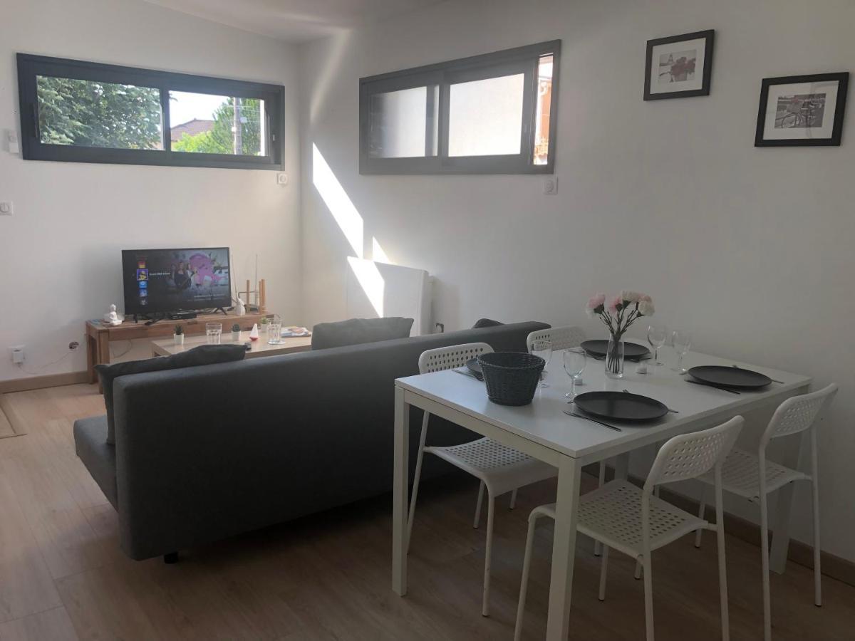 Appartement Paisible Proche Centre Ville Bron Exterior photo